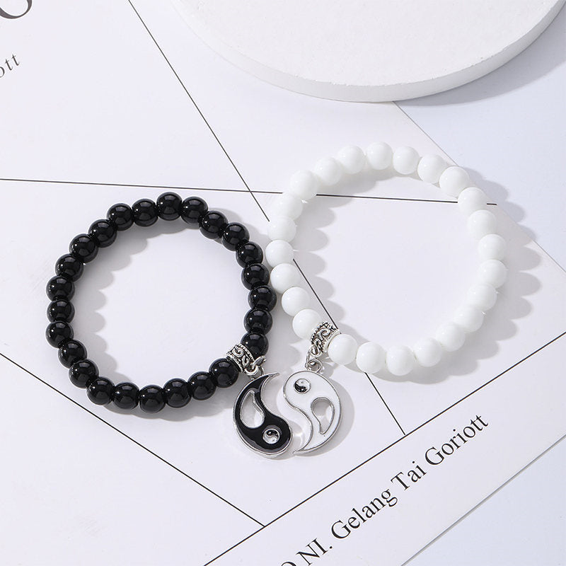 Zwei Yin Yang Armbänder mit schwarzem Onyx und weißem Stein Flachlage