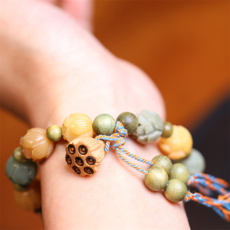 Armband Sandelholz Bodhi Lotus – Harmonie mit buntem Seidenfaden getragen