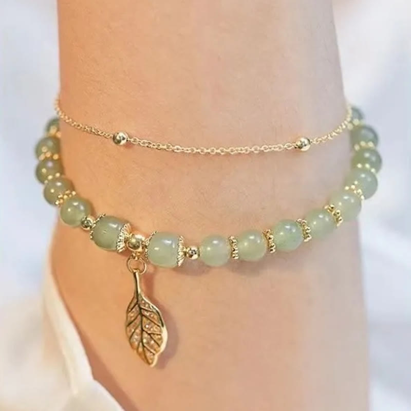 Grünes Jade Armband mit Blattanhänger am Handgelenk getragen elegant