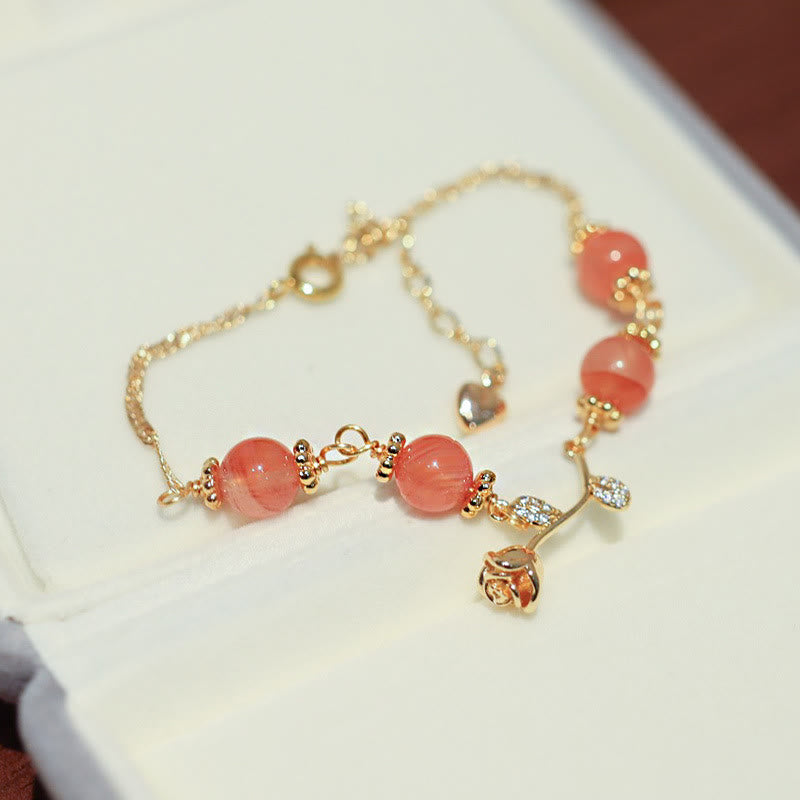 Armband Roter Achat – Ruhe mit goldfarbenen Perlen und Anhänger elegant.