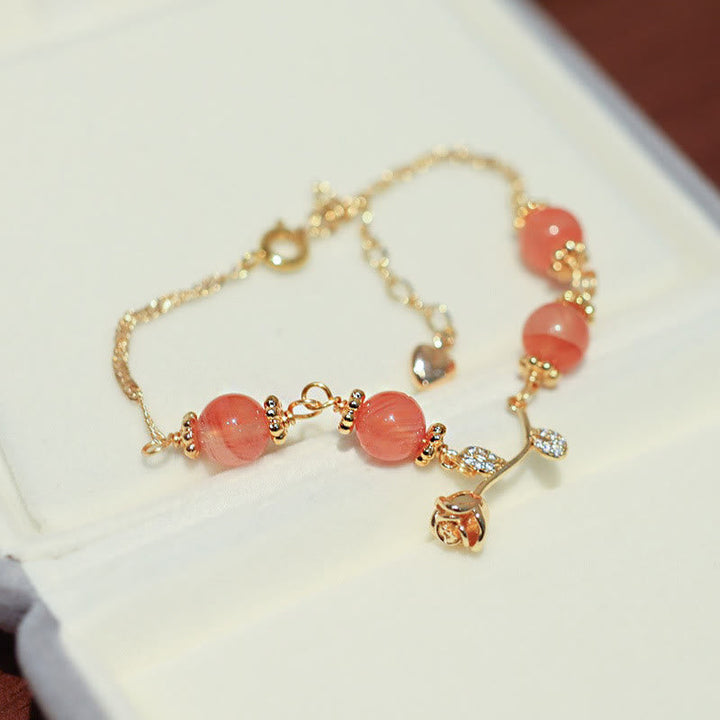 Armband Roter Achat – Ruhe mit goldfarbenen Perlen und Anhänger elegant.