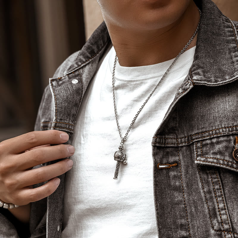 Kette Stein – Weisheit – Bild 4 – Silberne Kette Stein Anhänger Weisheit Herrenmode Denim Jacke weiß