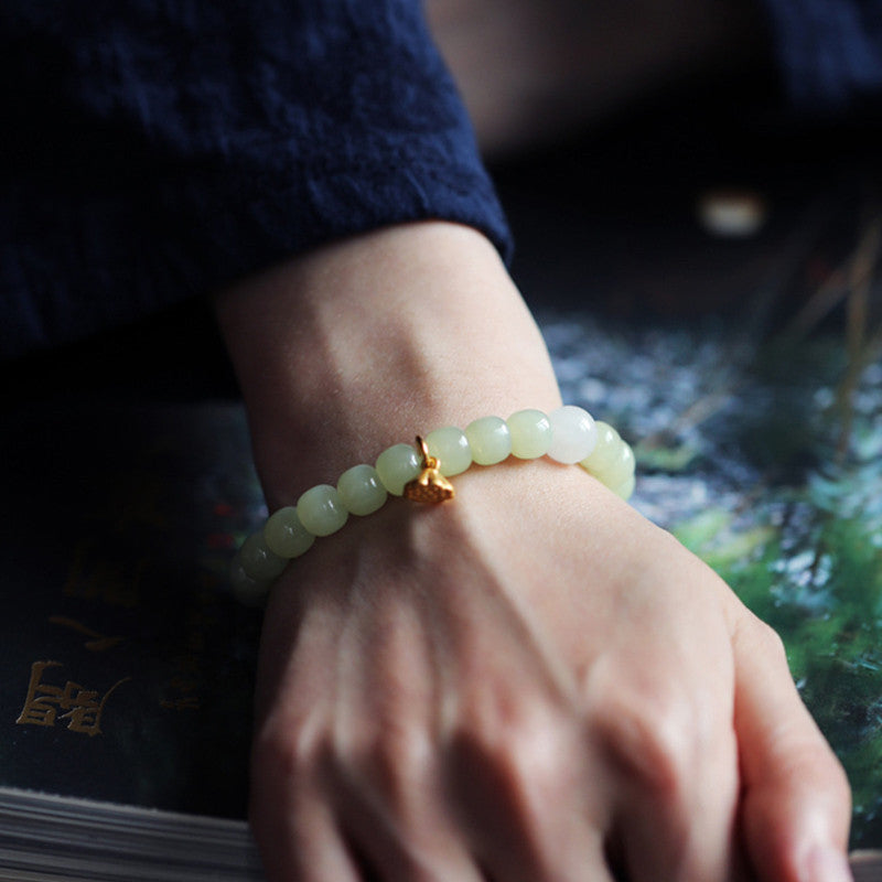 Jade Lotus Armband am Handgelenk getragen helles Grün elastisch Naturstein