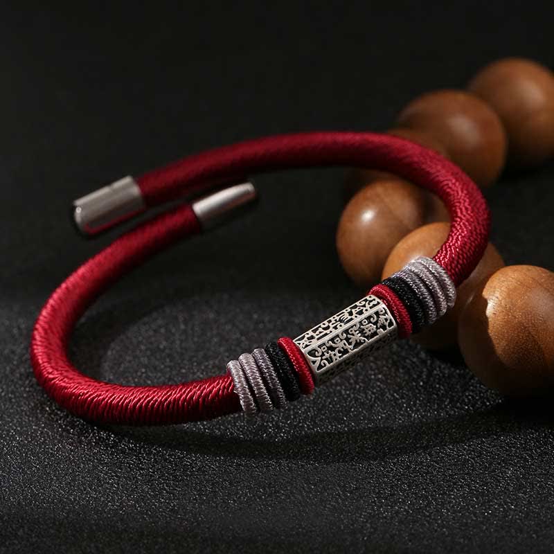 Rotes Armband mit Holzperlen und Om Mani Padme Hum Silberplakette Detailaufnahme
