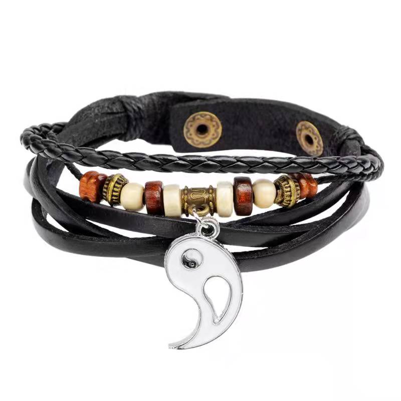 Schwarzes Leder Armband Yin Yang mit Perlen und Anhänger Nahaufnahme