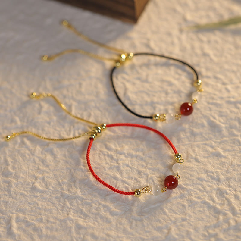 Armband Roter Achat mit goldenem Schmuck elegantes Design Textil.