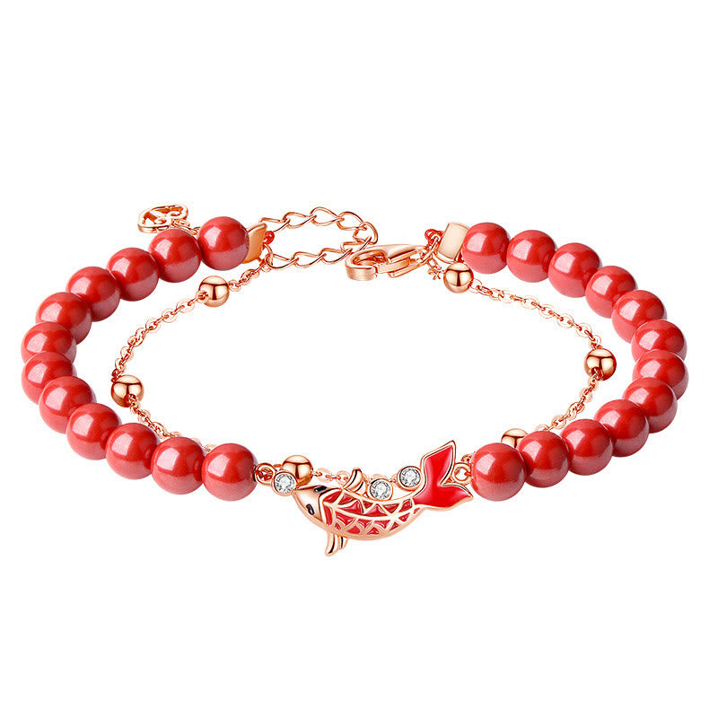 Rotes Koi-Fisch-Armband mit Perlen auf weißem Hintergrund elegant präsentiert.