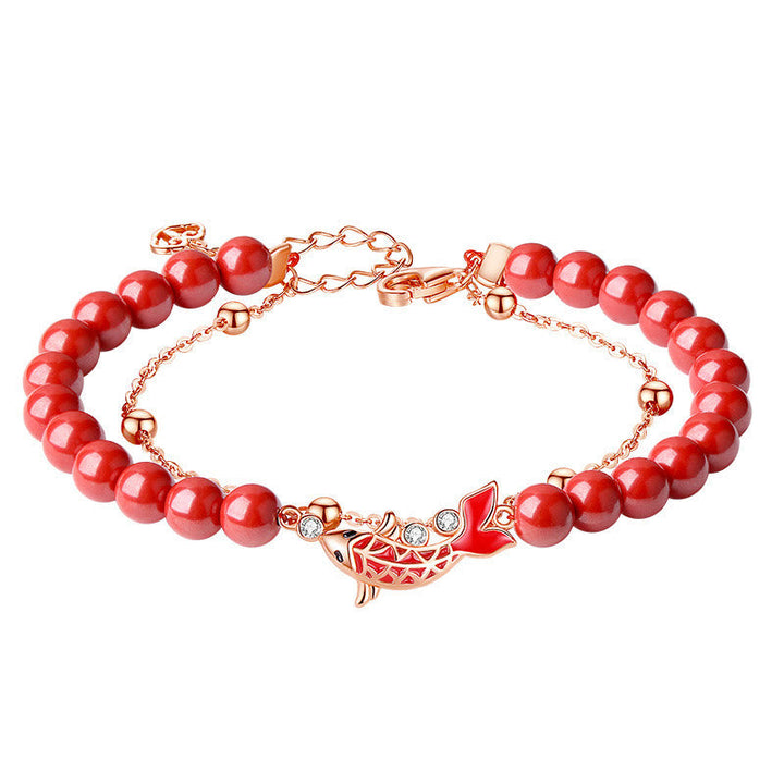 Rotes Koi-Fisch-Armband mit Perlen auf weißem Hintergrund elegant präsentiert.