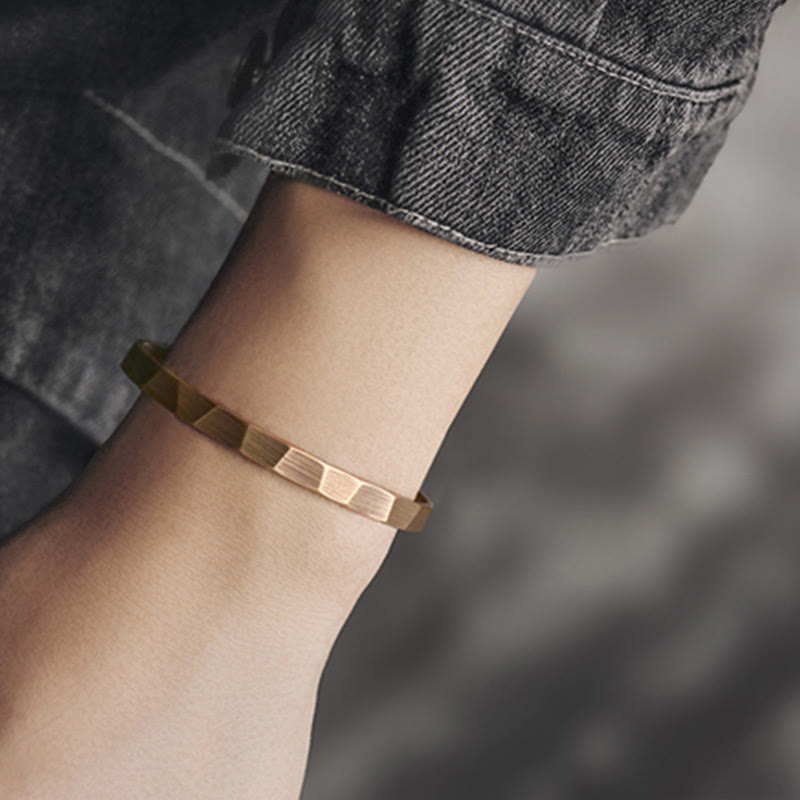 Kupfer Armband am Handgelenk eleganter Schmuck geometrisches Design Wohlstand Balance