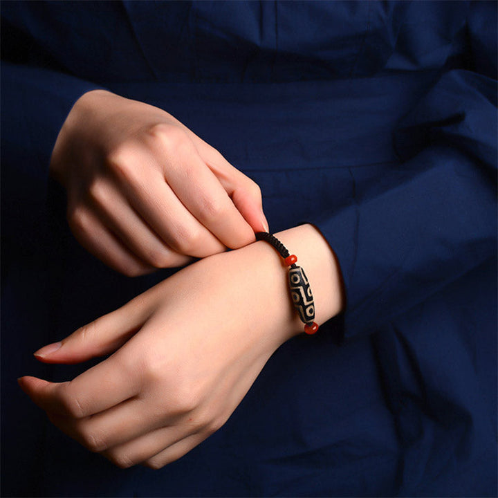 Armband Dzi-Perle Neun Augen – Wohlstand & Prosperität am Handgelenk getragen