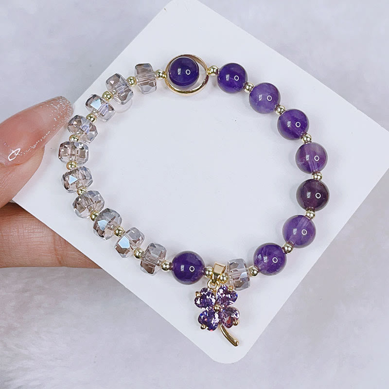 Amethyst Kristall Armband mit Kleeblatt Charm elastisch getragen