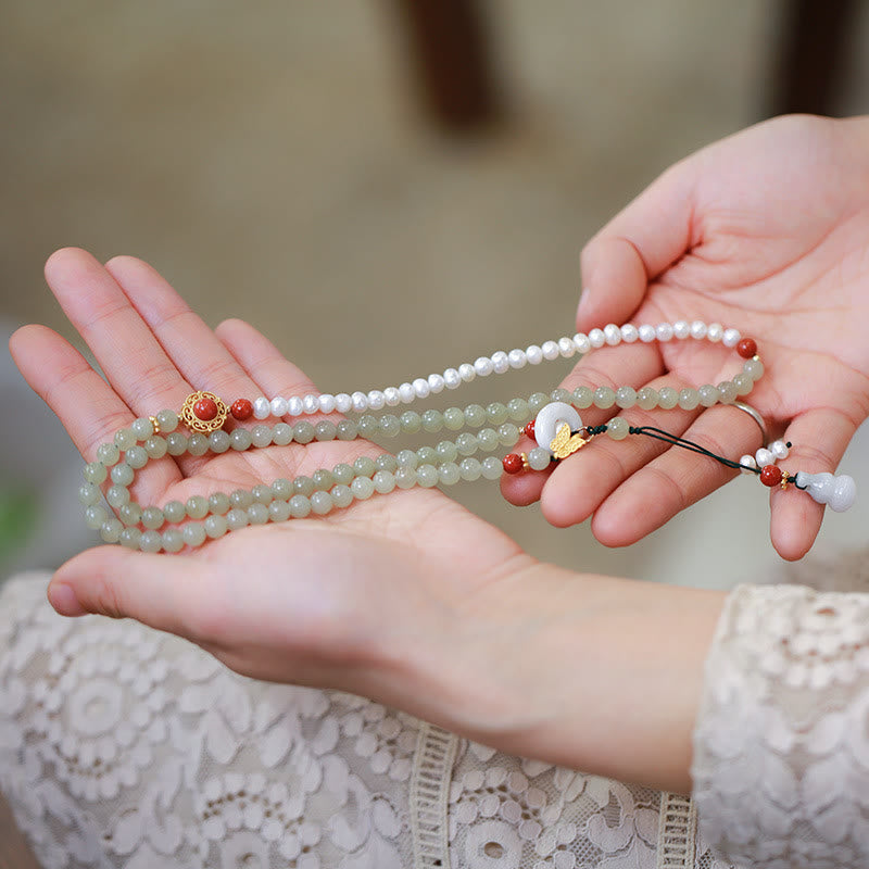 Jade Perlen Armband mit roten Achat Perlen Schmetterling Charm elegant.