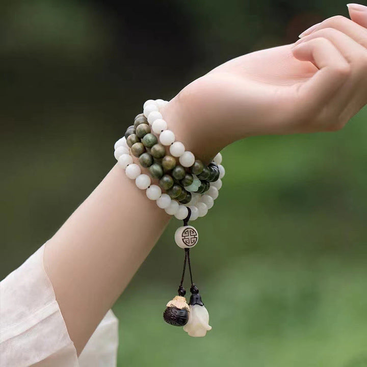 Armband Sandelholz Bodhi – Energie Naturstein elastisch Handgelenk getragen