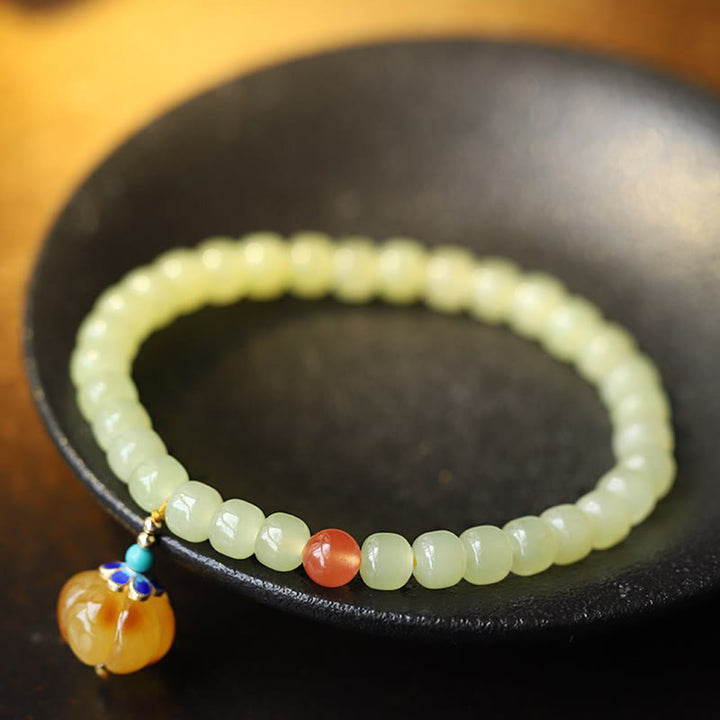 Armband Roter Achat Kristall – Wohlstand helles Jade elastisch getragen