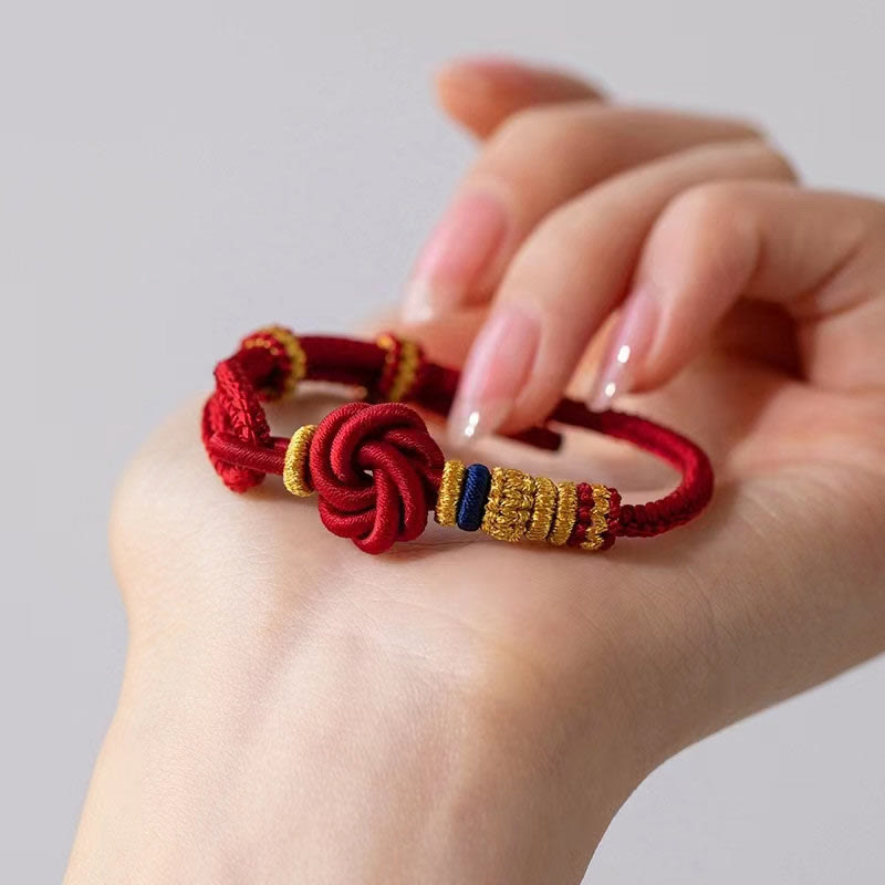 Rotes Seidenarmband Pfirsichblüte – Glück & Liebe mit goldenen Perlen elegant.