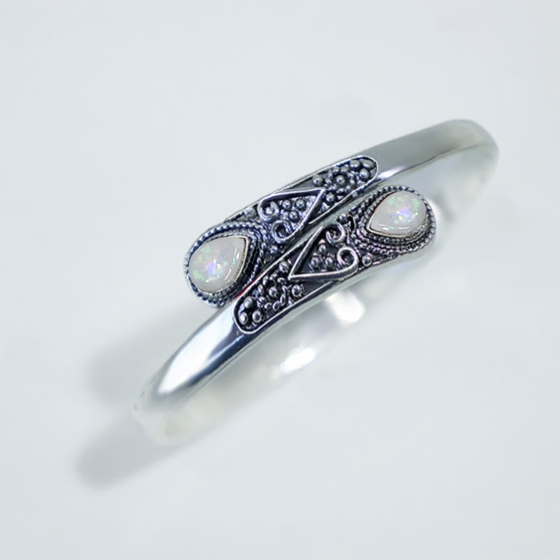 Silbernes Armband mit Mondstein Cabochon Steinen auf weißem Hintergrund Nahaufnahme