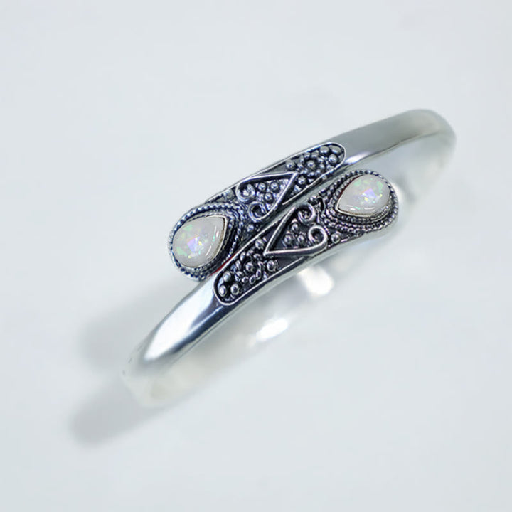 Silbernes Armband mit Mondstein Cabochon Steinen auf weißem Hintergrund Nahaufnahme