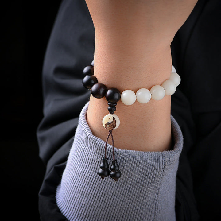 Armband Ebenholz – Schutz mit weißen und schwarzen Perlen elegant.