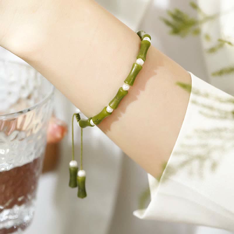 Armband Bambus – Liebe & Frieden grünes Perlenarmband mit Quasten elegant getragen