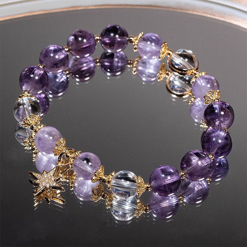 Armband Amethyst Stern mit lila Kristallperlen und goldenen Verzierungen.