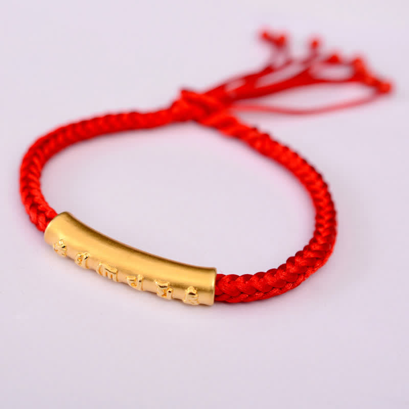 Rotes Seidenschnur Armband mit goldenem Om Mani Padme Hum Anhänger elegant.