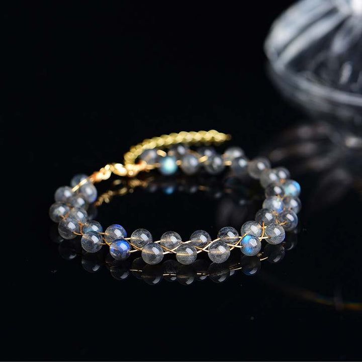 Mondstein Armband mit blauen Reflexen goldene Perlen elegante Schmuckaufnahme