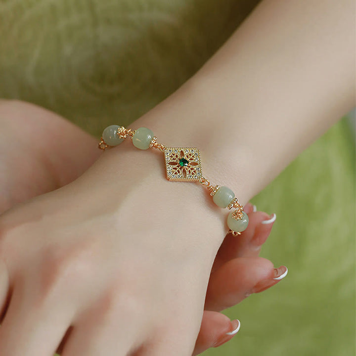 Hetian Jade Armband mit grünen Steinen und goldenem Verschluss elegant