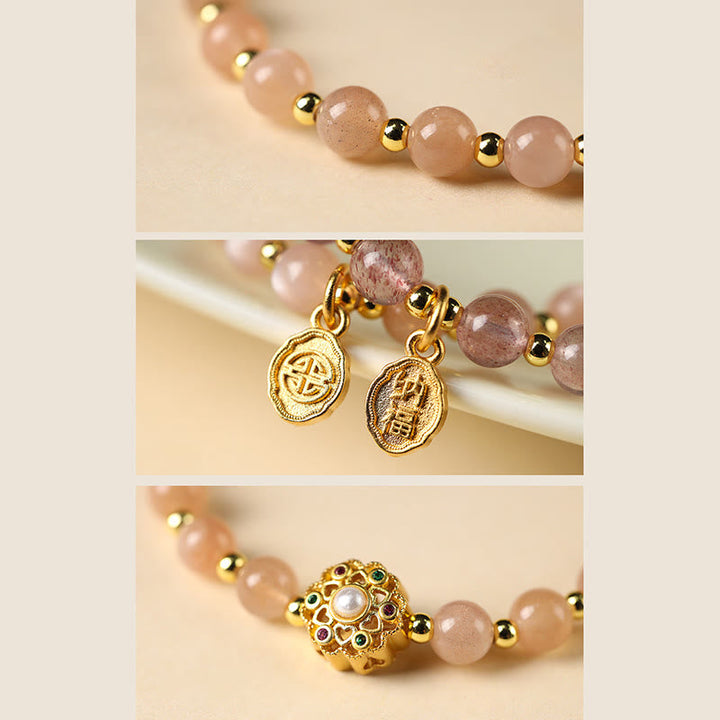 Armband Erdbeerquarz goldene Perlen Anhänger elegantes Design Nahaufnahme