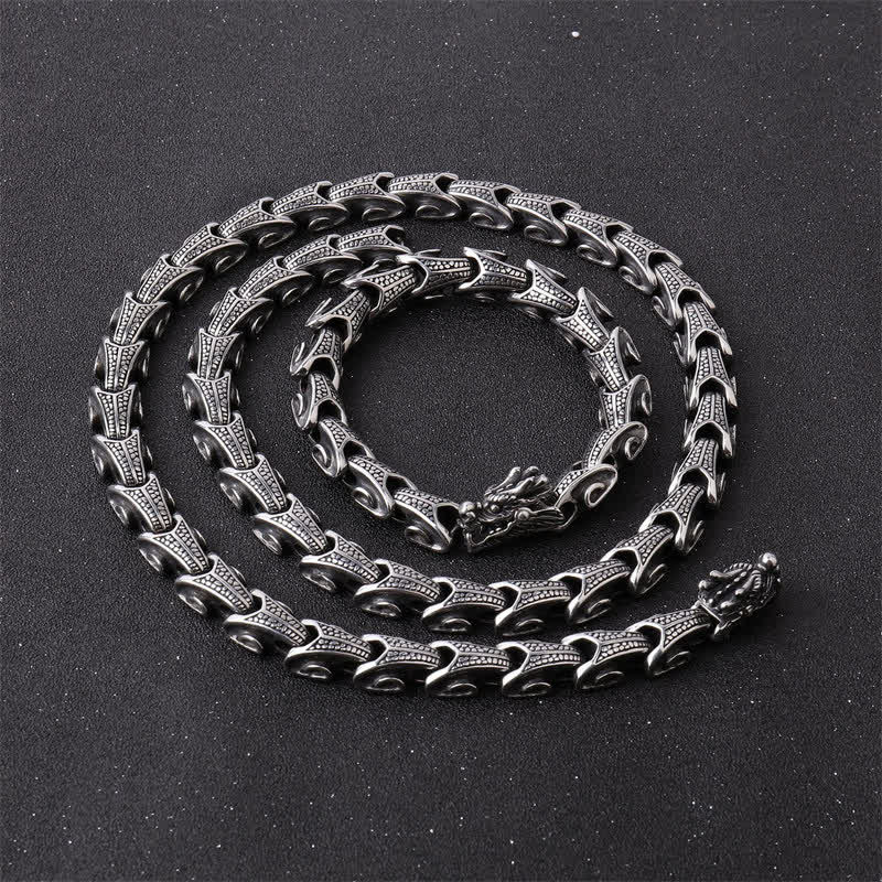 Silbernes Drachen-Armband auf schwarzem Hintergrund, detailliertes Design.