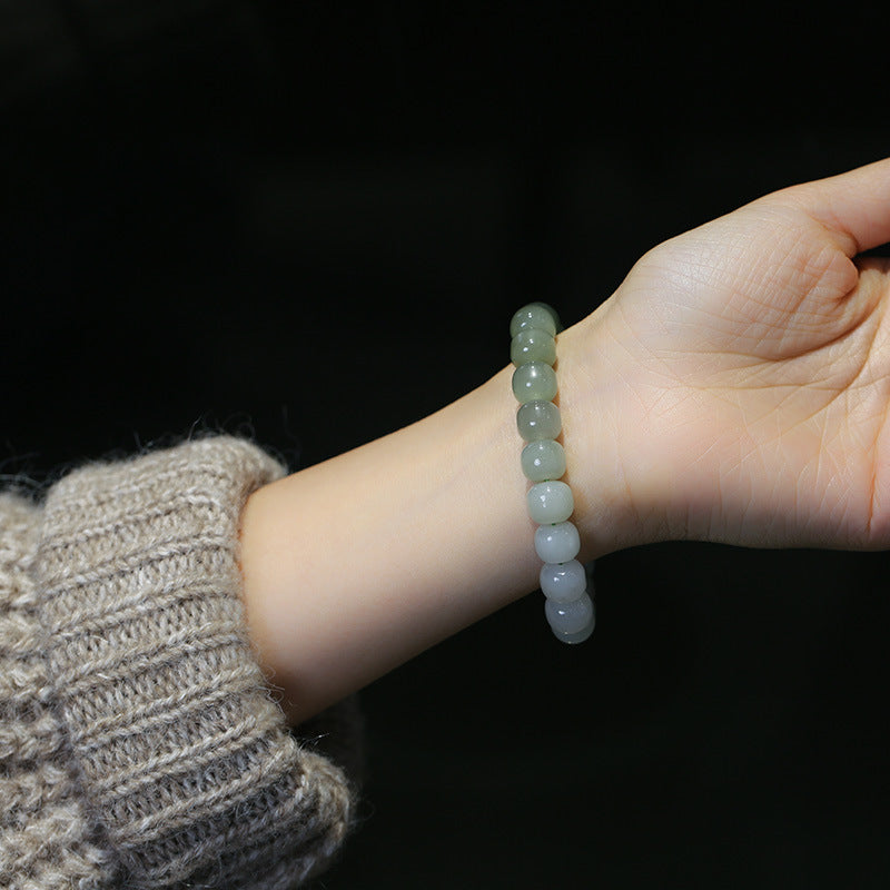 Jade Armband am Handgelenk, hellgrüne Perlen, Glück & Segen Naturstein