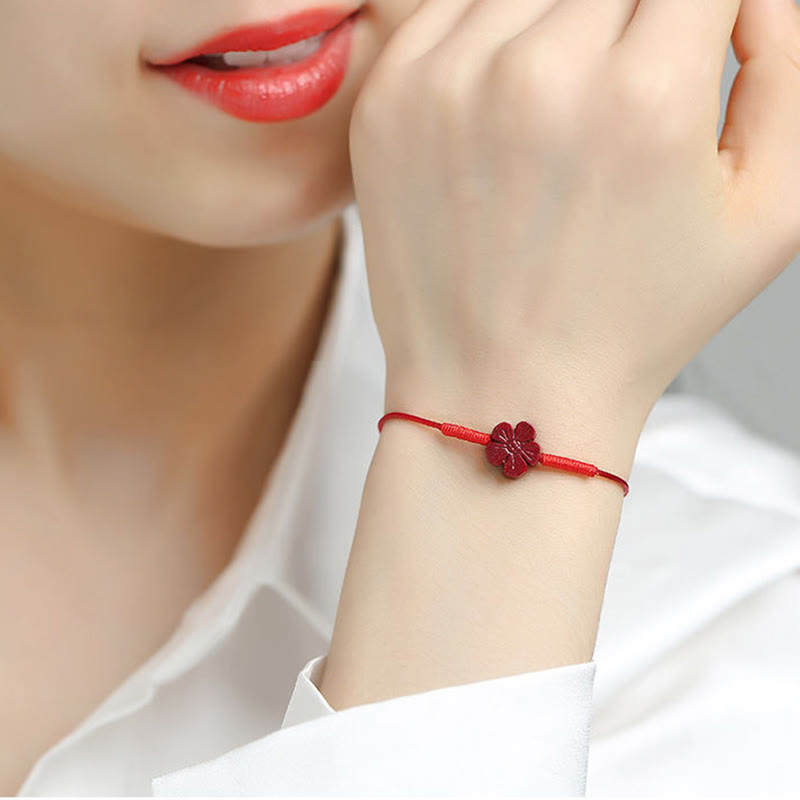 Rotes Armband Zinnober Koi Fisch am Handgelenk getragen elegantes Design