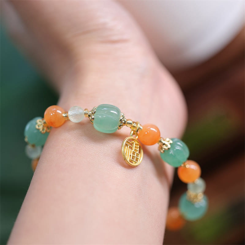 Jade Fu-Zeichen Armband mit grüner Jade und orangenen Achatperlen Handgelenk.