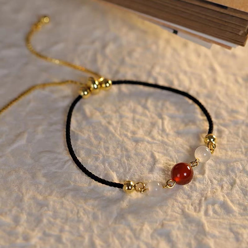 Armband Roter Achat schwarze Schnur goldene Perlen elegant