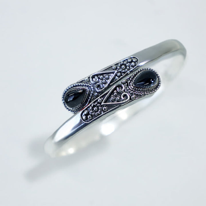 Silbernes Armband mit schwarzen Steinen und Ornamenten Nahaufnahme