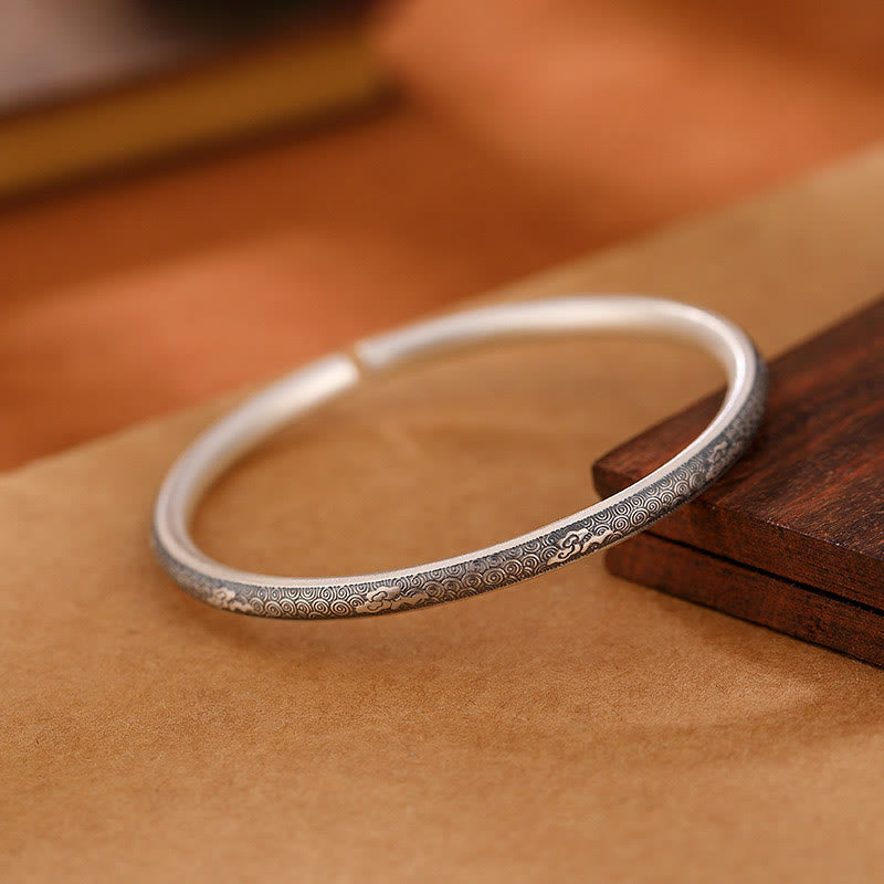 Silbernes Armband 925 mit geometrischem Muster auf Holz Hintergrund
