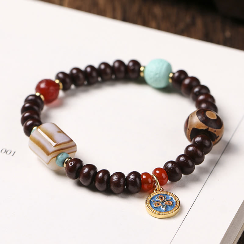Bodhi Armband mit braunen Perlen, türkisen und roten Steinen, Anhänger.