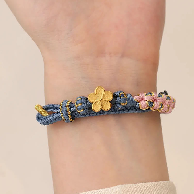 Armband Pfirsichblüte – Wohlstand mit goldenem Blütenanhänger am Handgelenk
