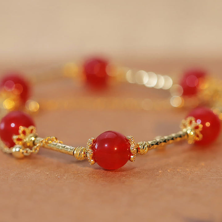 Armband Roter Achat Fu-Zeichen mit goldenen Perlen elegant präsentiert
