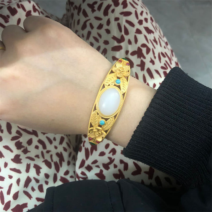 Armband Weiße Jade Cyan Jade am Handgelenk getragen goldfarben elegant