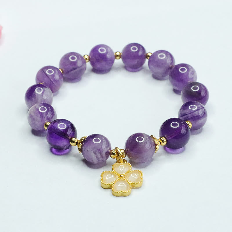 Amethyst Kristall Armband mit goldenem Kleeblatt Charm elegant.