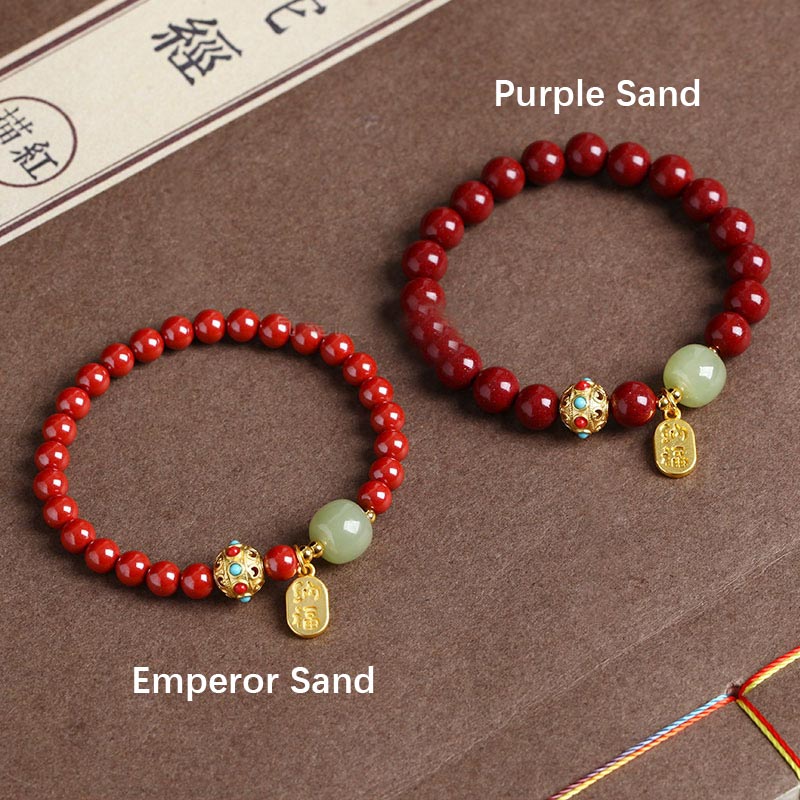 Zwei rote Zinnober Armbänder mit grünem Aventurin und Golddetails nebeneinander