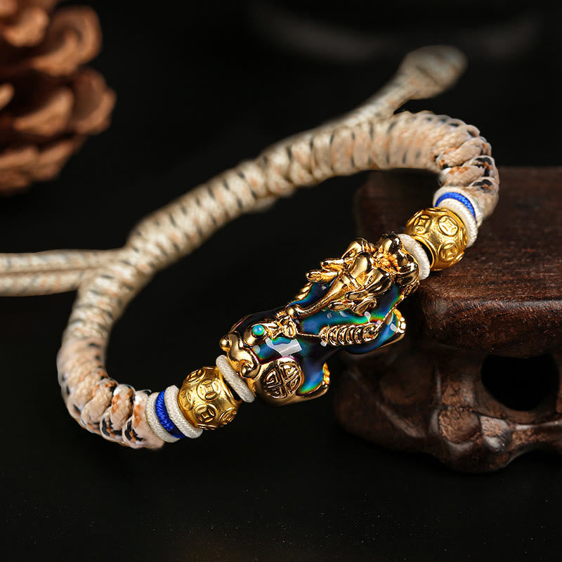 Armband Kupfer Pixiu Wohlstand goldene Perlen blaue Schnur Detailaufnahme