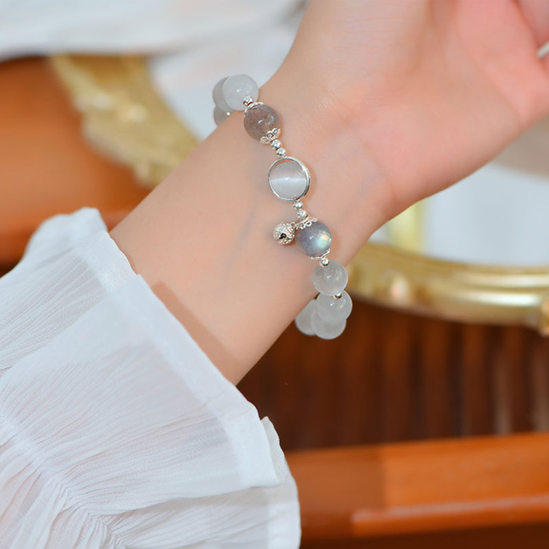 Mondstein Armband 925 Silber Perlen elegant am Handgelenk getragen