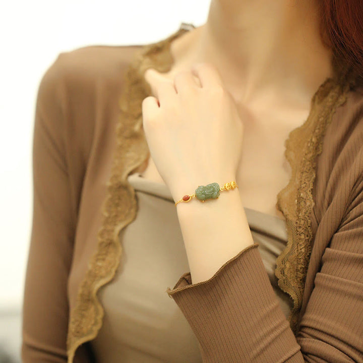 Armband Cyan Jade Roter Achat Pixiu am Handgelenk getragen elegant