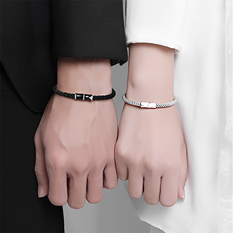 Armband Bambus – Heilung Paar trägt elegante Armbänder zusammen.