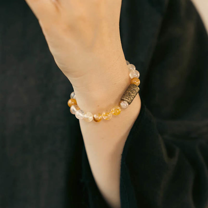 Armband Weißer Kristall – Schutz mit goldenen Perlen am Handgelenk getragen
