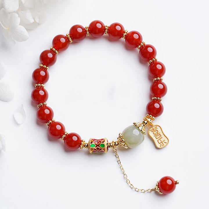 Armband Roter Achat Jade Fu-Zeichen Goldperlen elegantes Design getragen