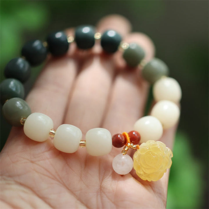 Bodhi Lotus Armband mit weißen Perlen Naturstein elastisch getragen