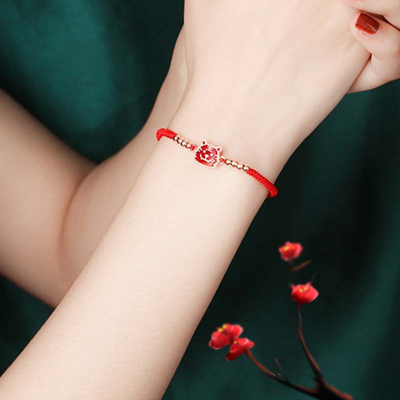 Rotes Armband Chinesisches Tierkreis – Glück mit Charm am Handgelenk