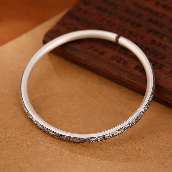 Silbernes Armband 925 mit feinem Muster auf beigem Untergrund elegantesDesign